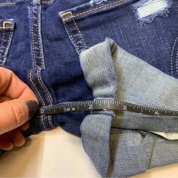 Curvy Ultra High-Rise Ripped White Denim Mom Shorts hollister - Picture 9 of 11